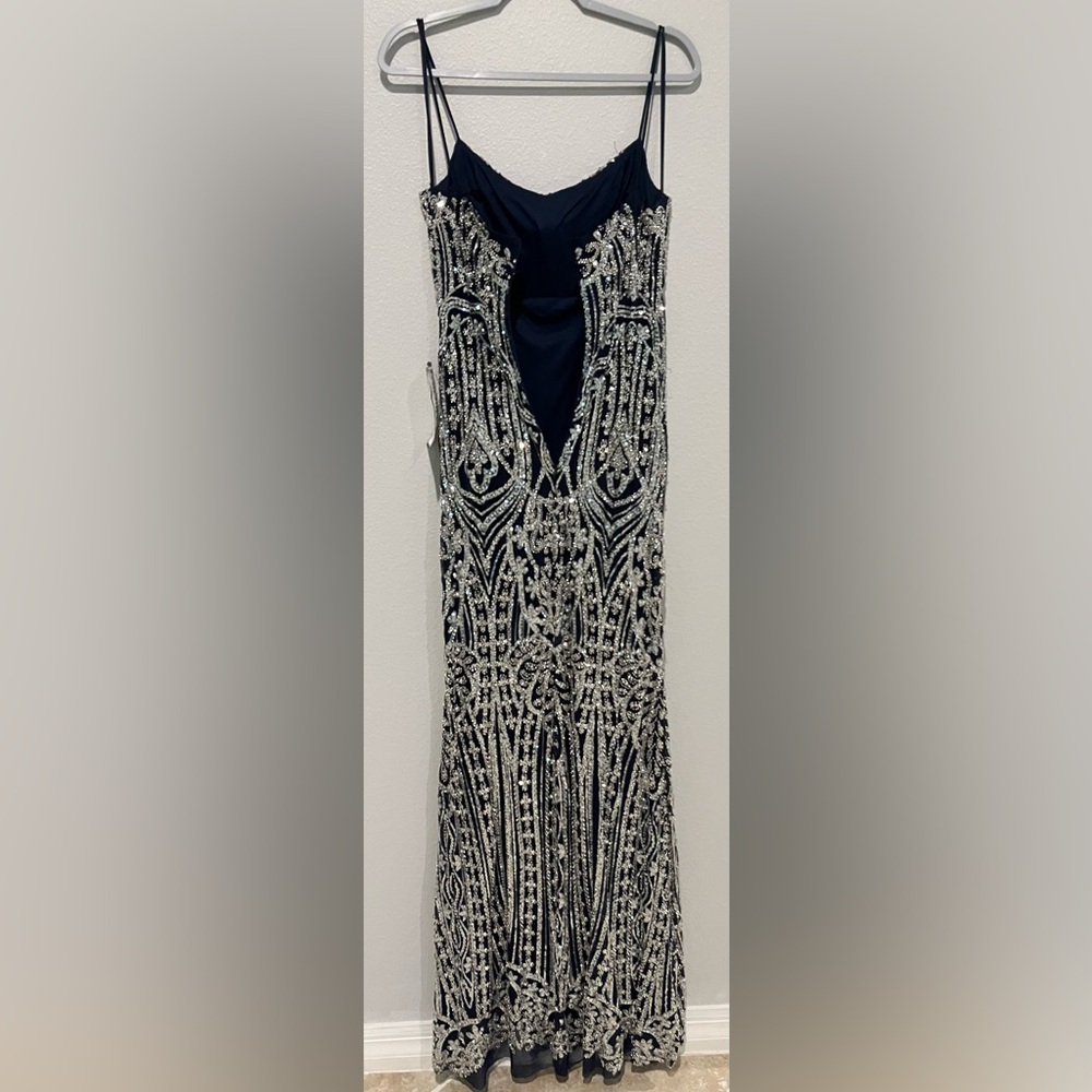 Betsy & Adam
Navy Long Beded Sequin Placement Slit Sz 6 - Picture 8 of 8